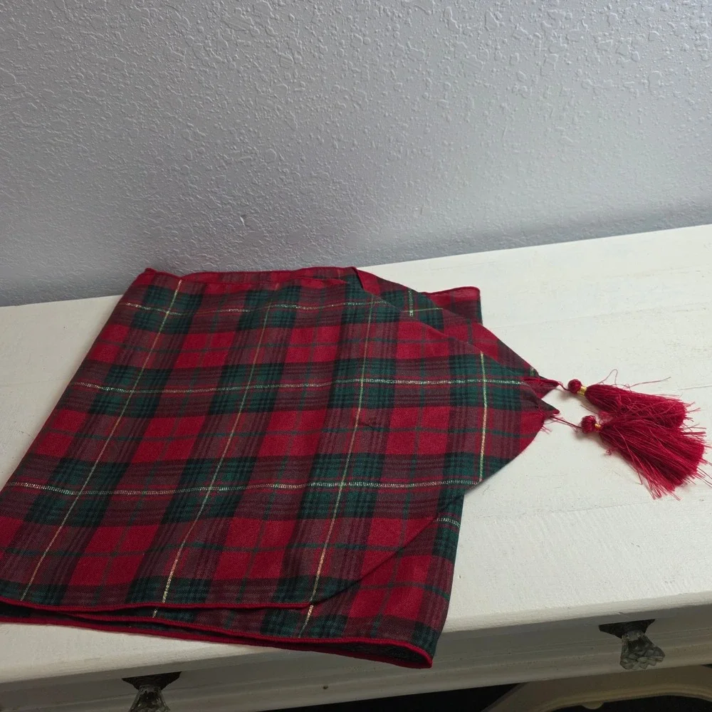 CLEARANCE 💲6️⃣‎ Red Plaid Table Runner Tassel Gold Thread Christmas Holiday